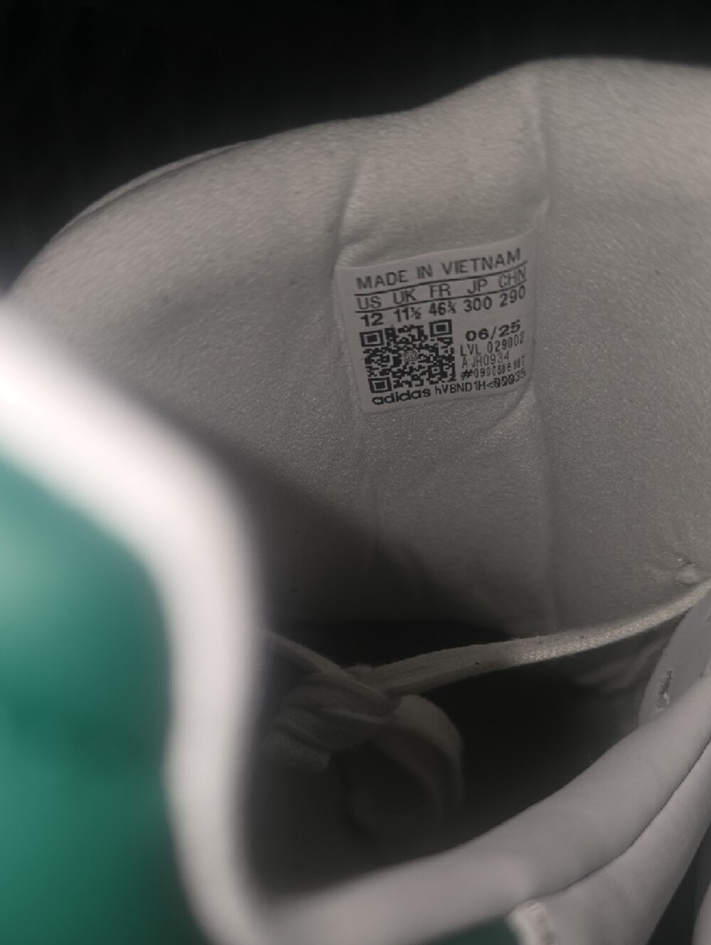 adidas Samba Low-Top Sneakers in White and Green - Picture 9 of 10